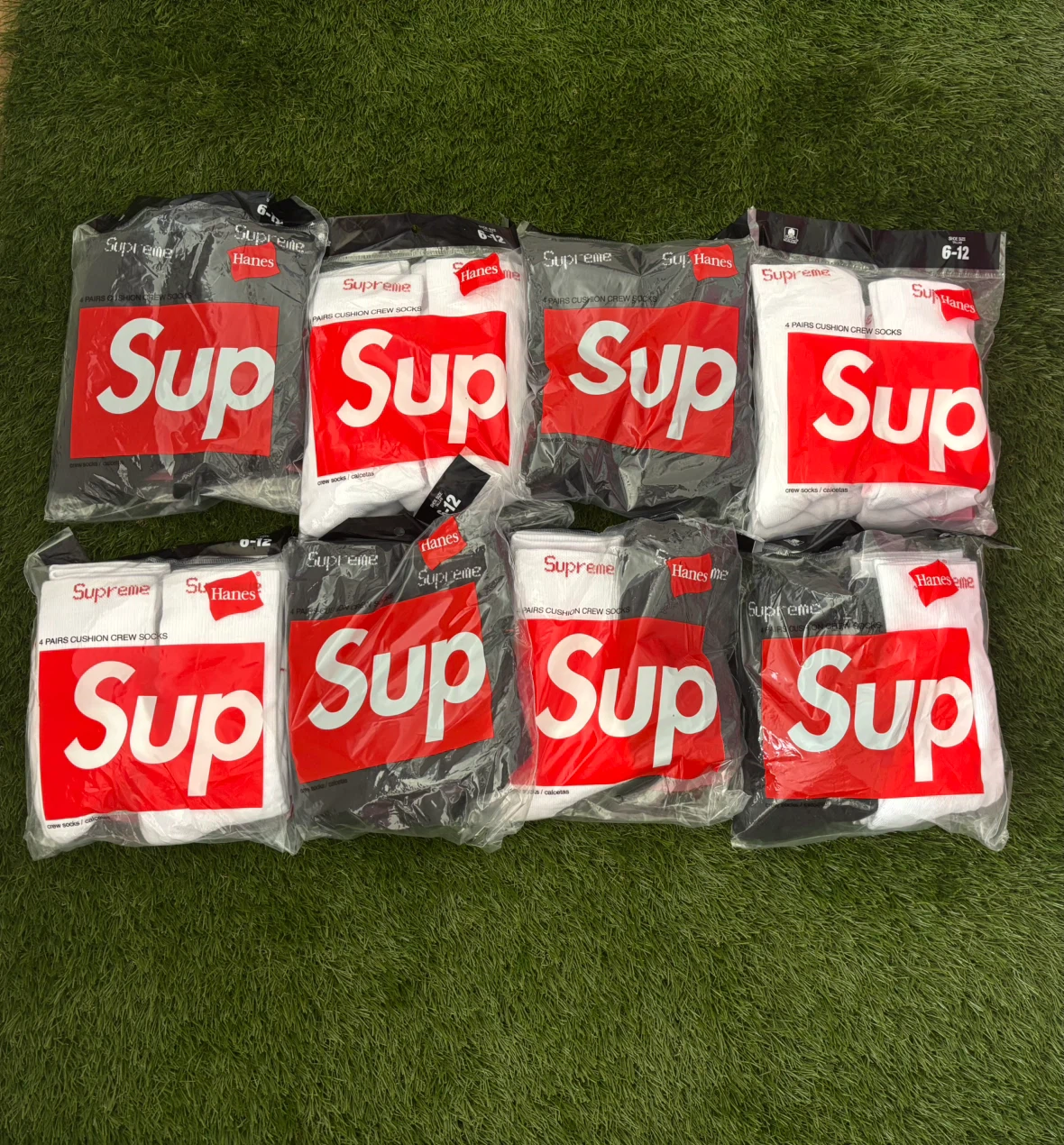 Supreme socks ( All mixed 2 Black 2 White )