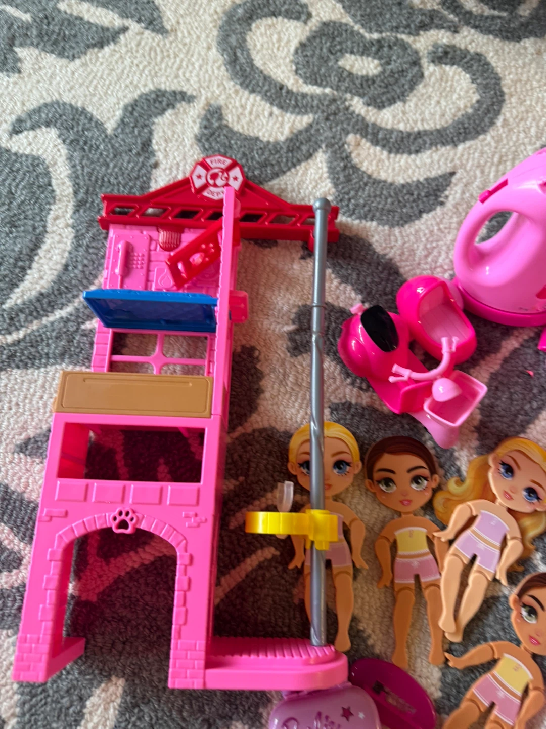 Assorted Barbie, Minnie Mouse, and Toy Playset Lot - photo 2