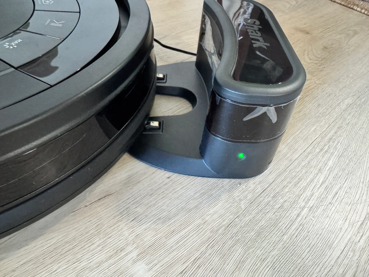 Shark ION Robot Vacuum - photo 3