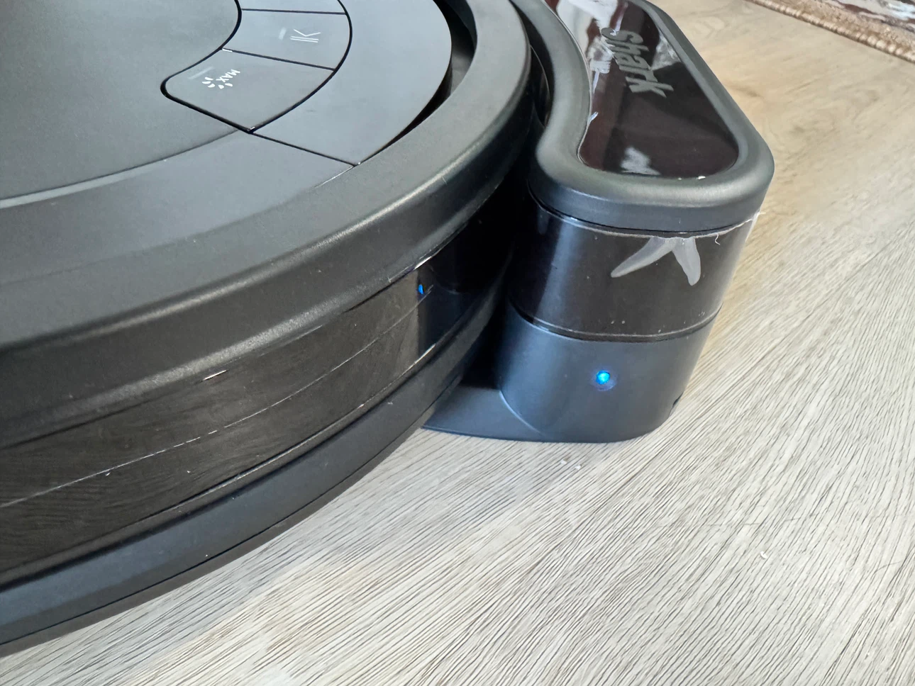 Shark ION Robot Vacuum - photo 4