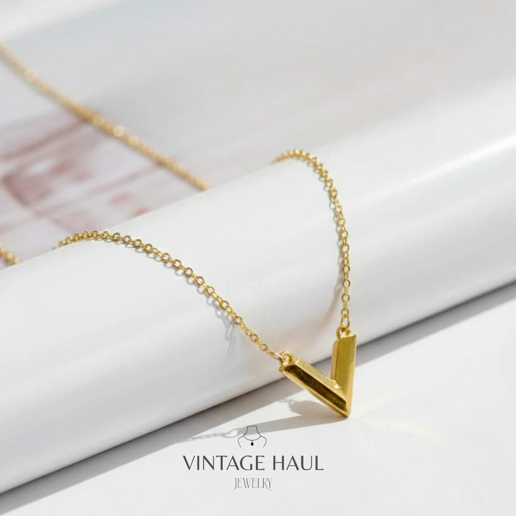 18k Saudi Gold V-shaped Pendant Necklace