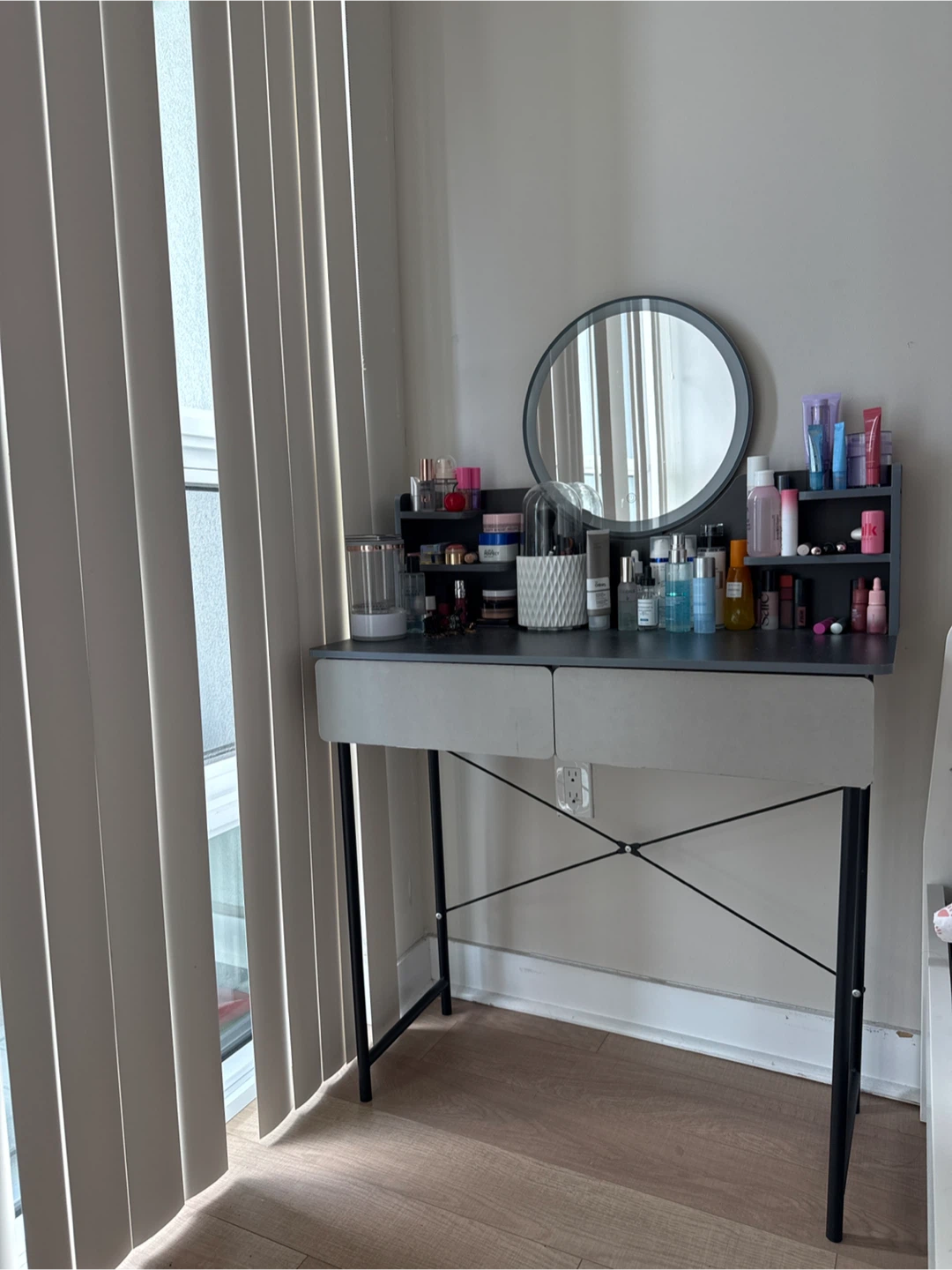 Vanity table for small space - photo 3