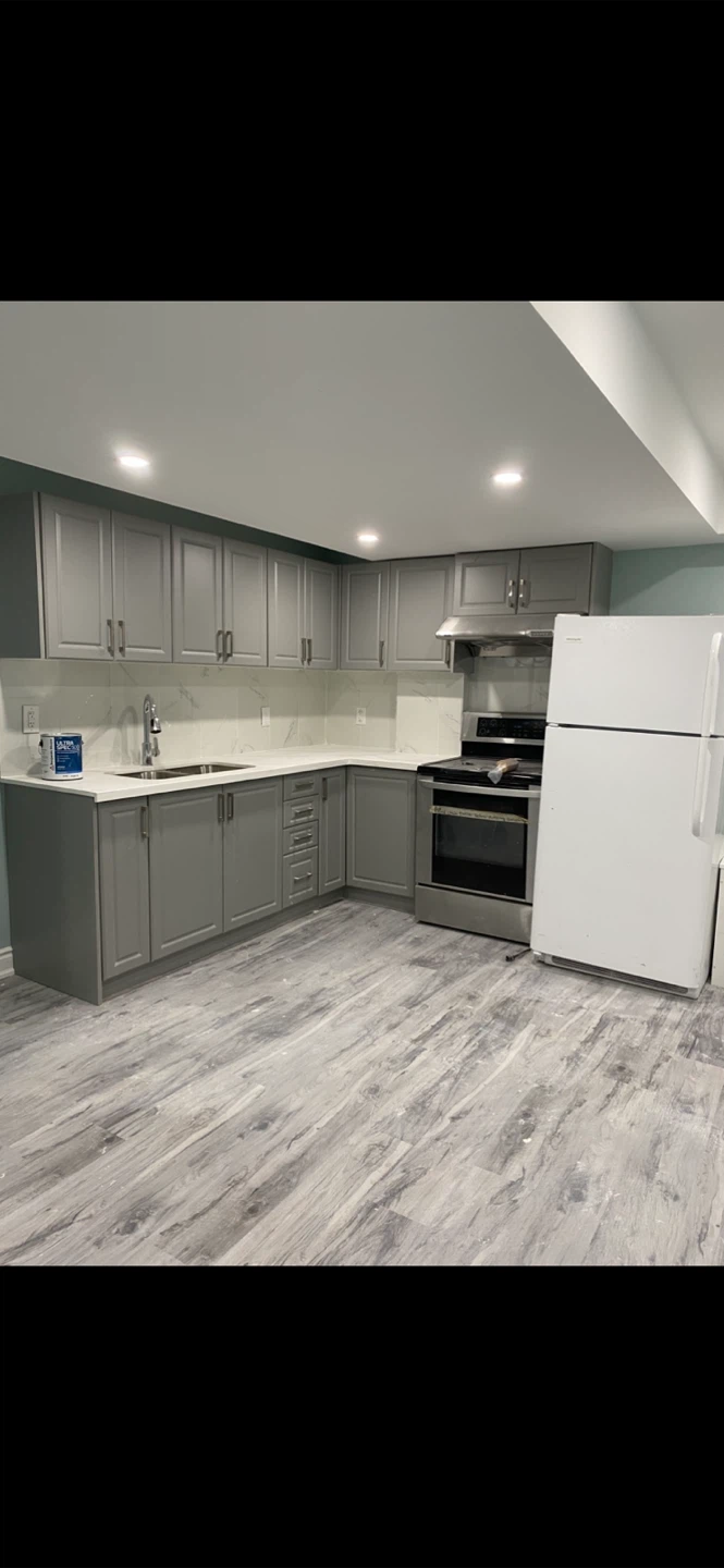 2 Bedrooms unit with small kitchen and living space - photo 2