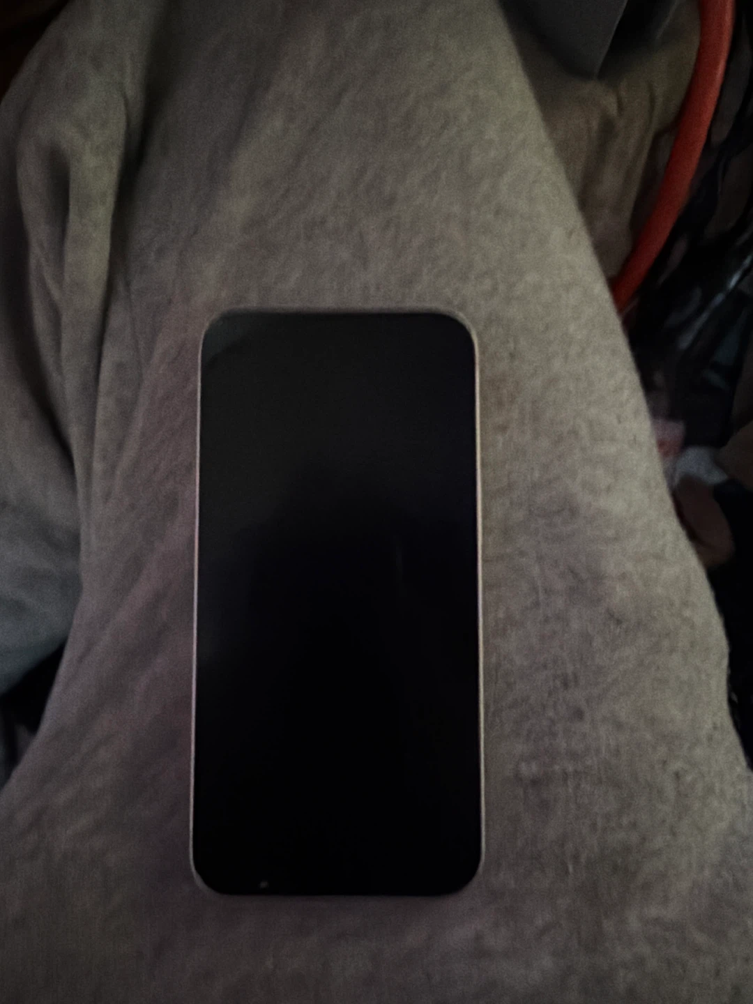 iPhone 13 cracked back - photo 2