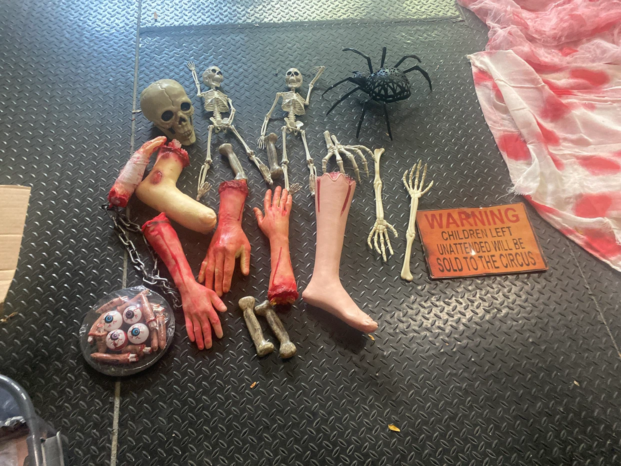 Halloween Bloody Props and Decor Set - photo 3