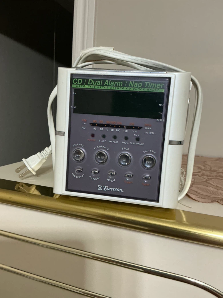 Emerson CD Dual Alarm Clock Radio CKD3830C - photo 2
