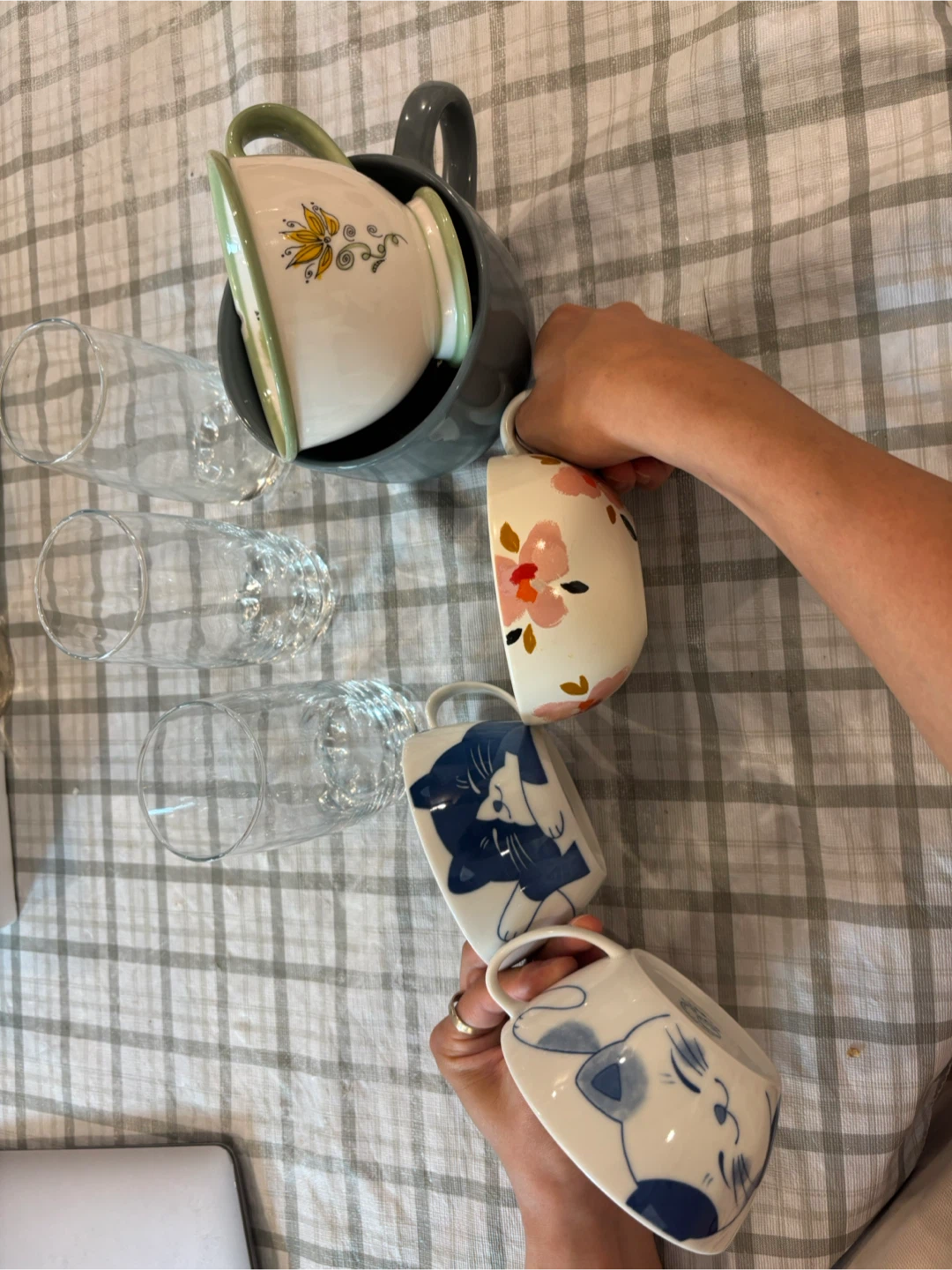 Set of 4 Mugs with Glasses