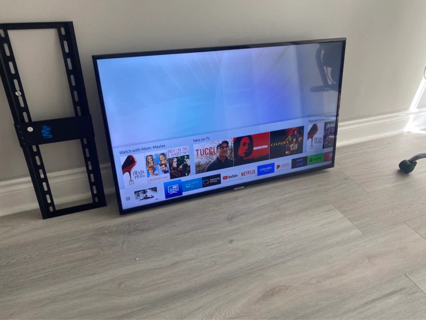 Samsung Smart TV with Wall Mount