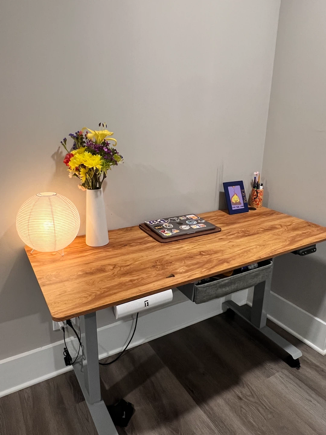 Standing Automatic desk with ergonomic chair