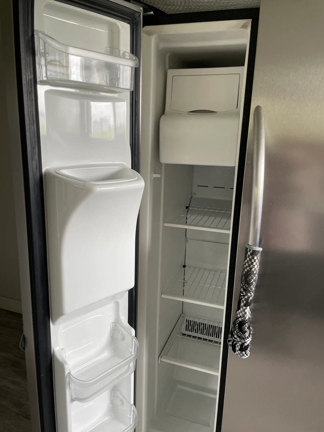 Frigidaire Stainless Steel Side-by-Side Refrigerator 33-inch - photo 2