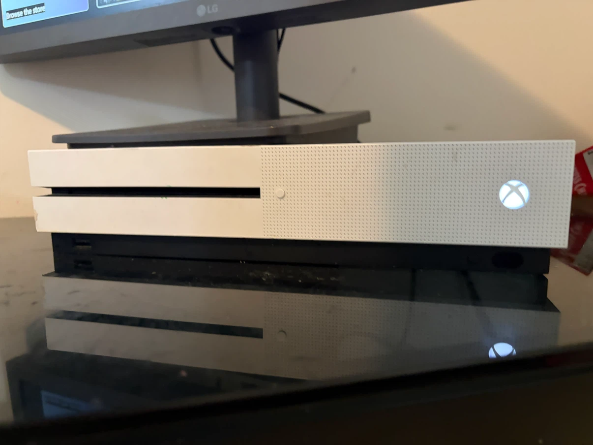 White Xbox One S Console 1 TB - photo 2