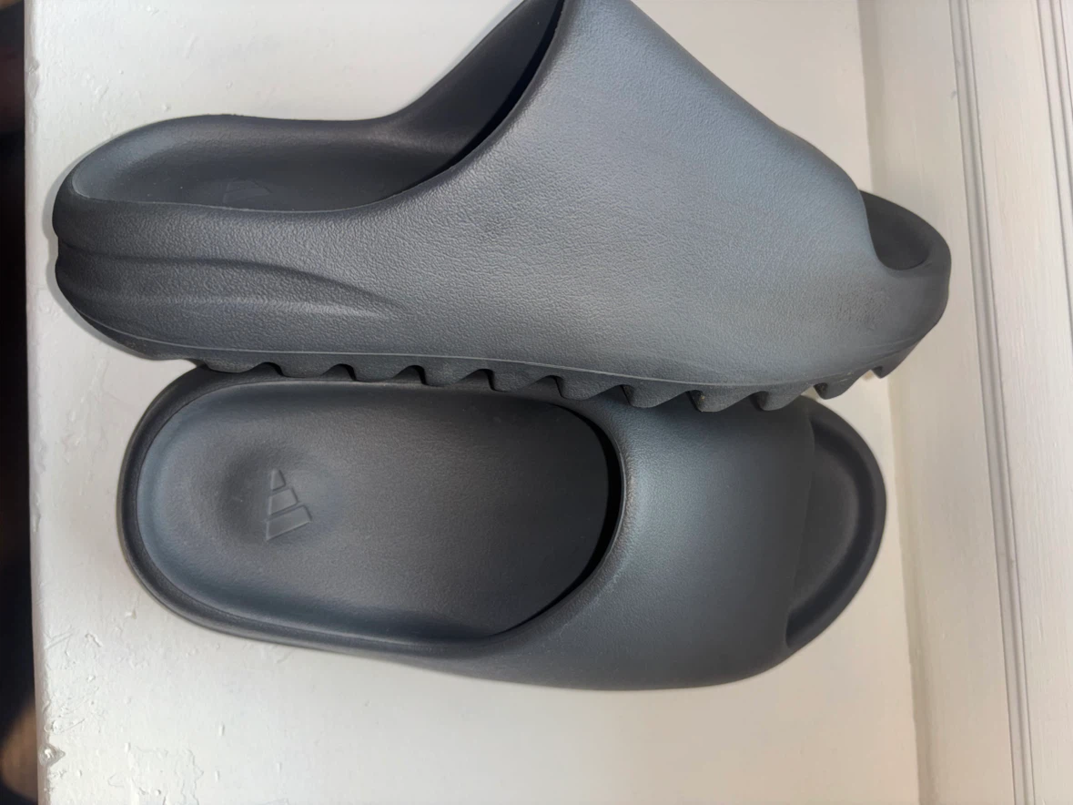 Yeezy Slide Dark Grey MENS SIZE 7 (LIKE NEW)