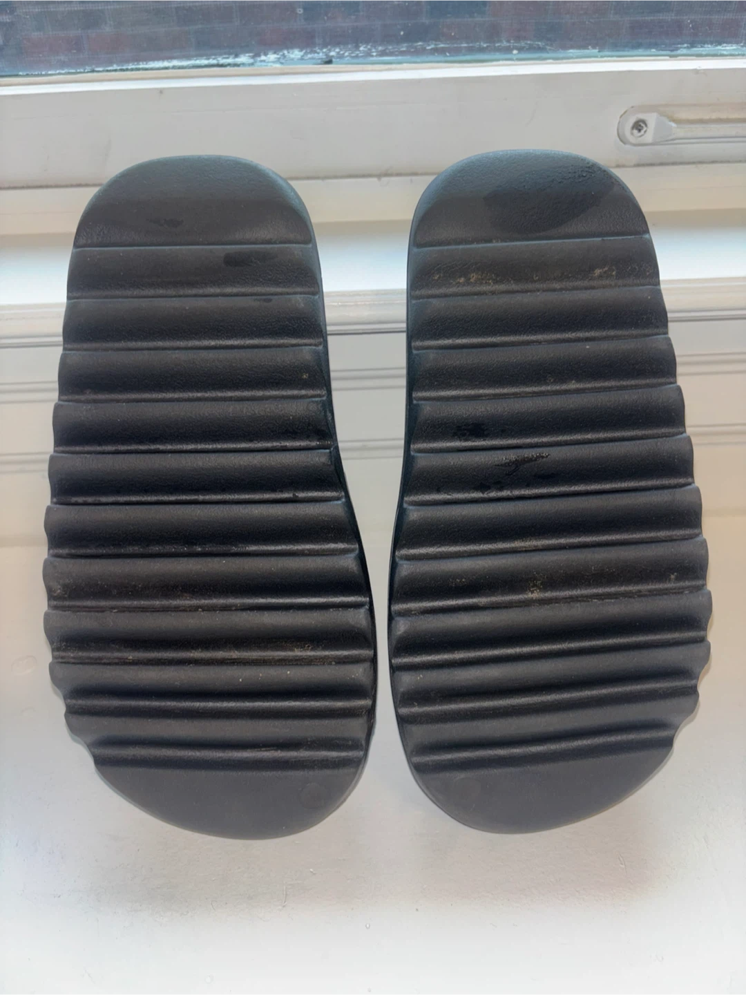 Yeezy Slide Dark Grey MENS SIZE 7 (LIKE NEW) - photo 2