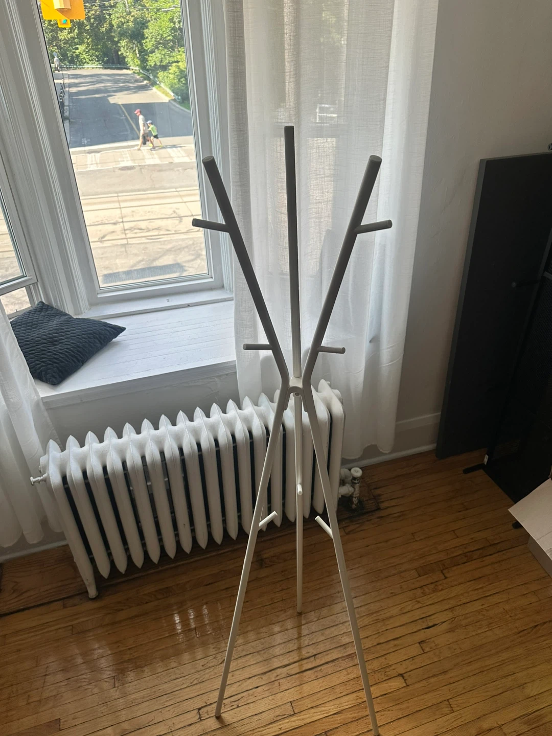 White Metal Coat Rack - photo 2