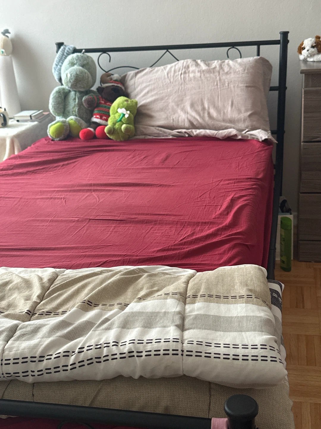 Twin bed frame + mattress