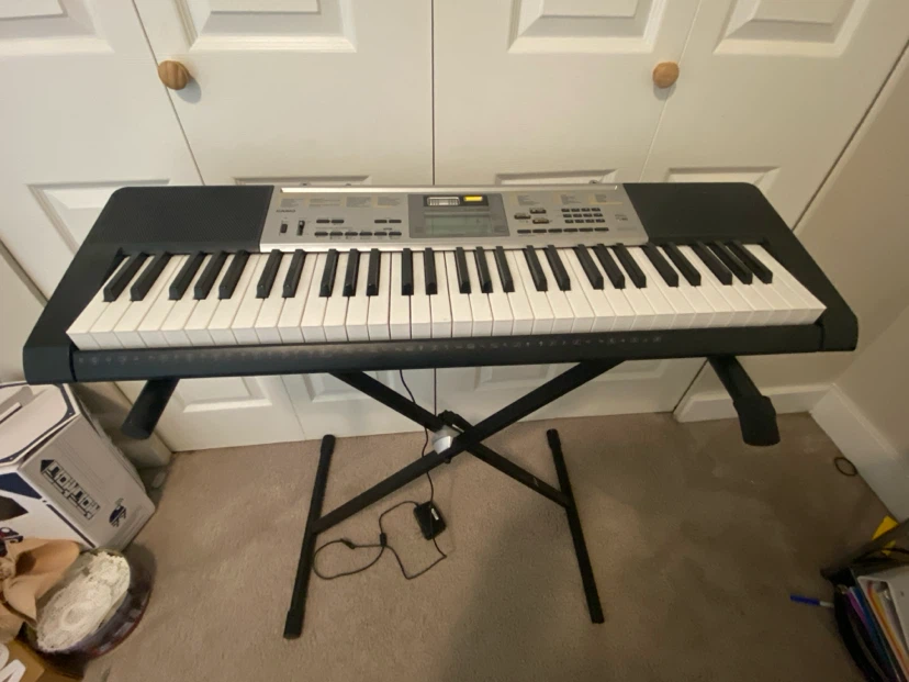 Electric keyboard with stand. - photo 2