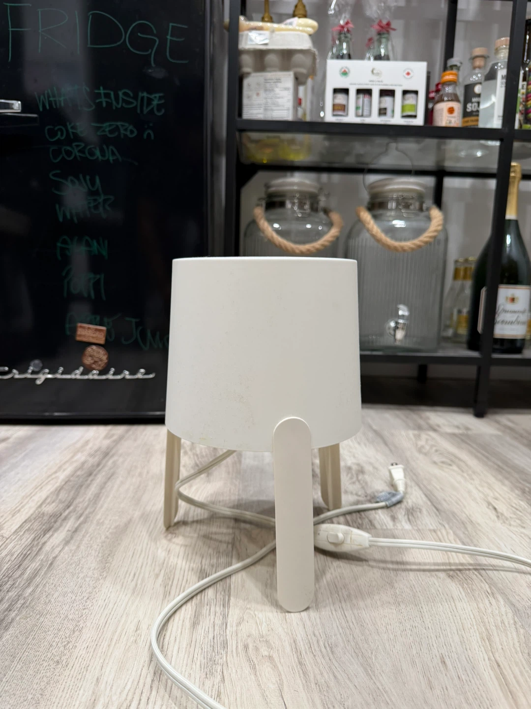 White Table Lamp with Plastic Legs - photo 3