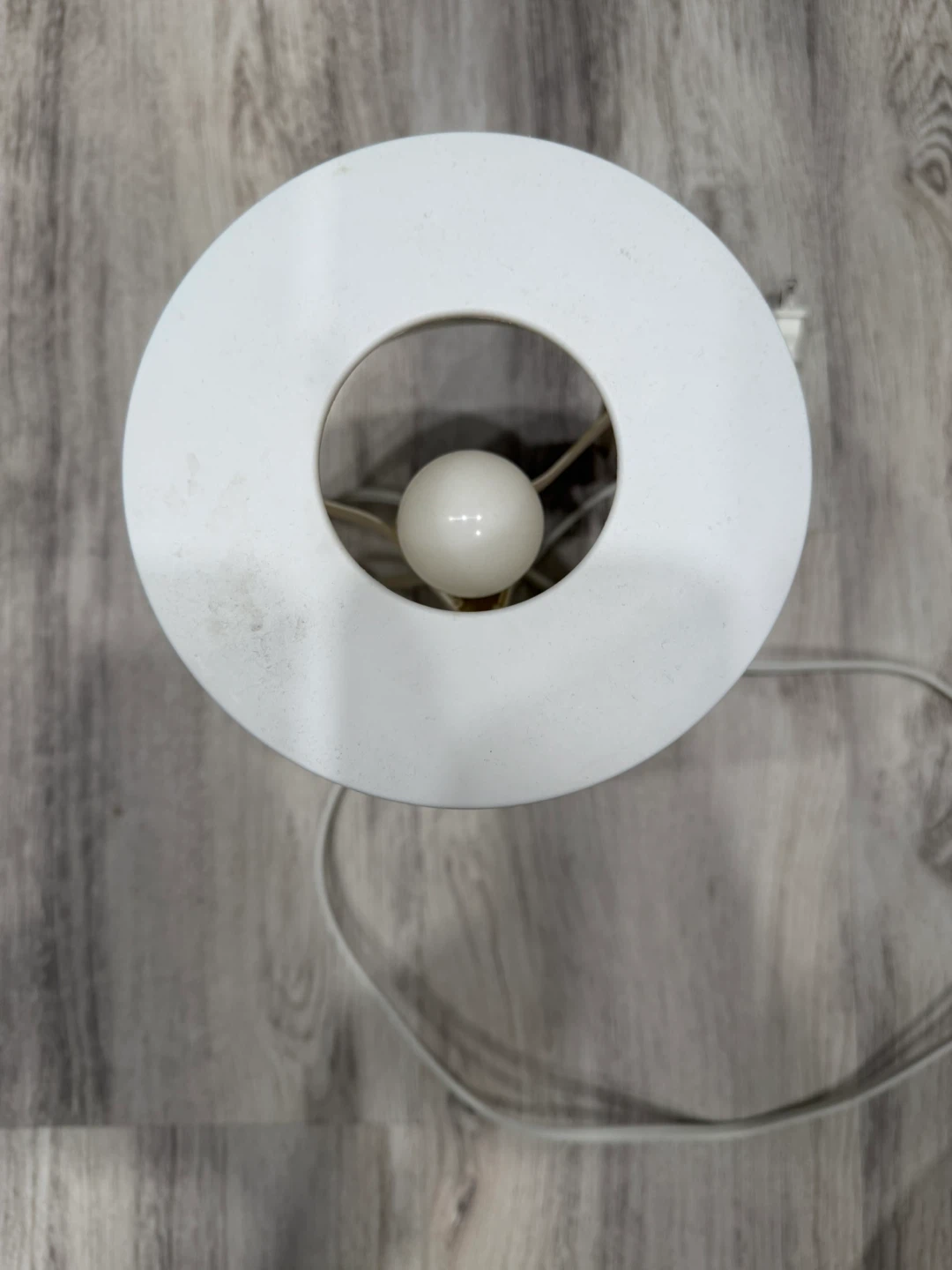 White Table Lamp with Plastic Legs - photo 4