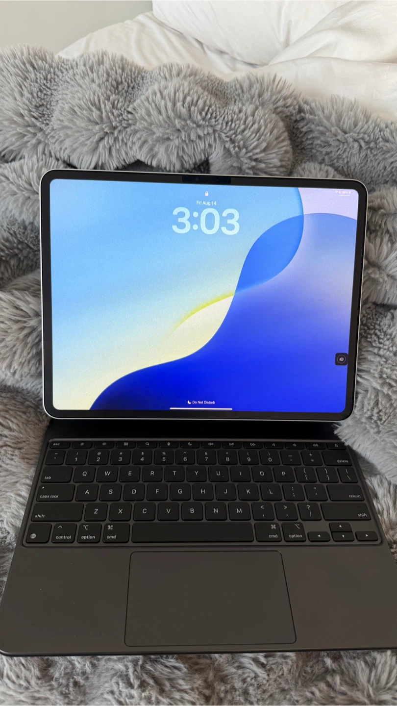 Like New iPad Pro 13" (M4) 256GB Silver + Magic Keyboard - photo 5