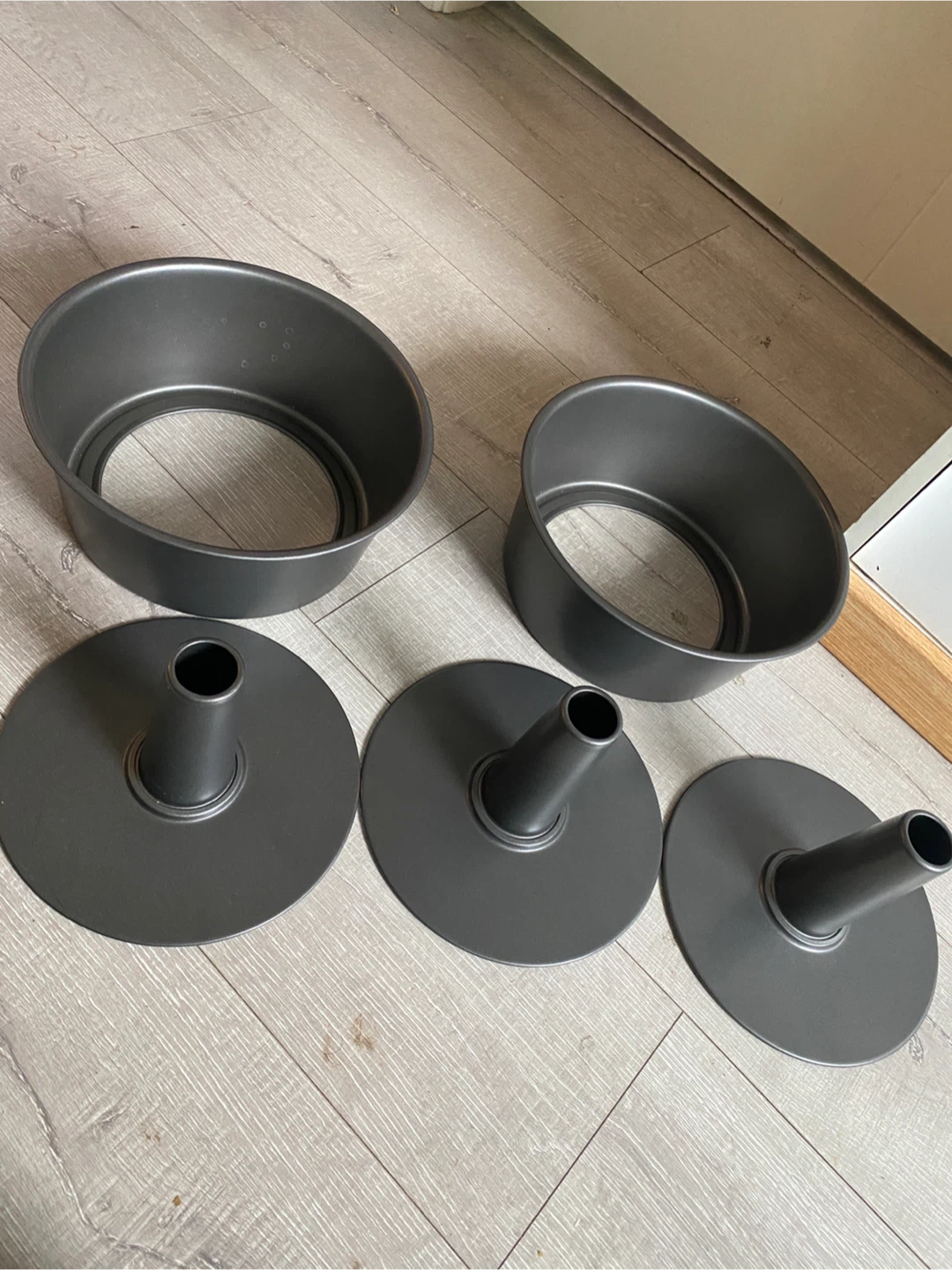 Set of 2 Angel Food Cake Pans with Removable Bottoms - photo 3