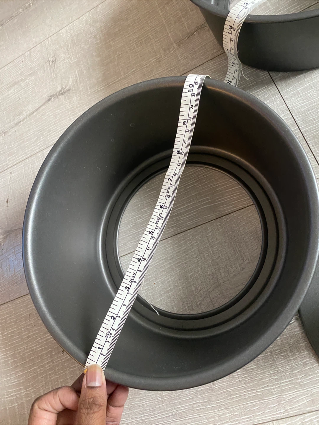 Set of 2 Angel Food Cake Pans with Removable Bottoms - photo 4