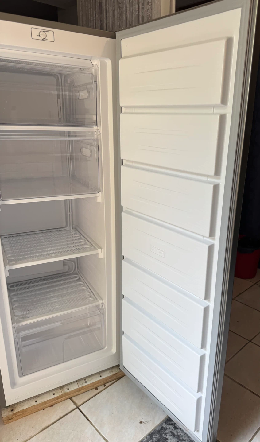 Danby upright freezer - photo 2