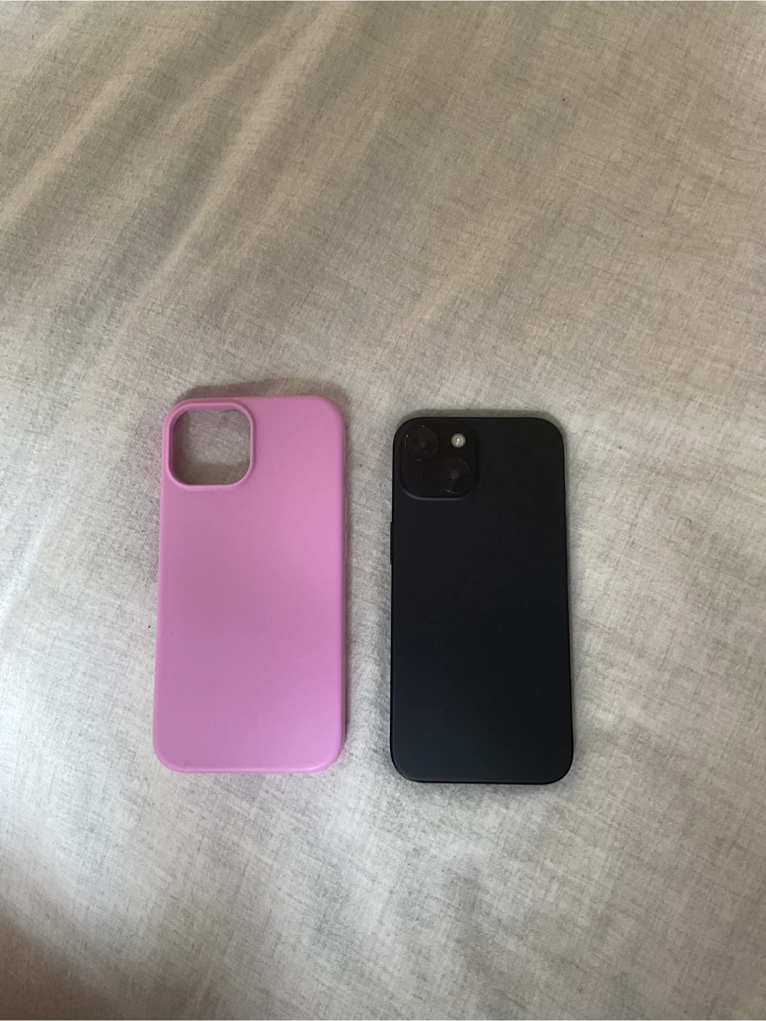 iPhone 15 with a free pink case - photo 2