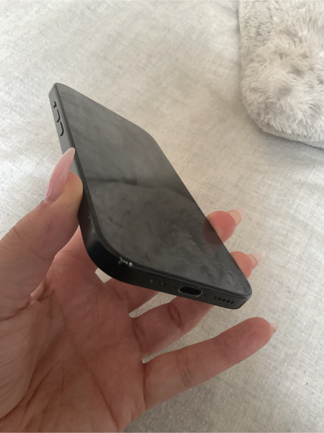 iPhone 15 with a free pink case - photo 3
