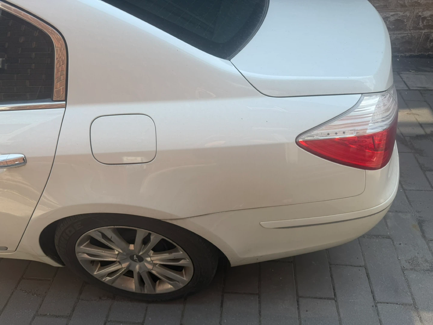 White Genesis Sedan - photo 5