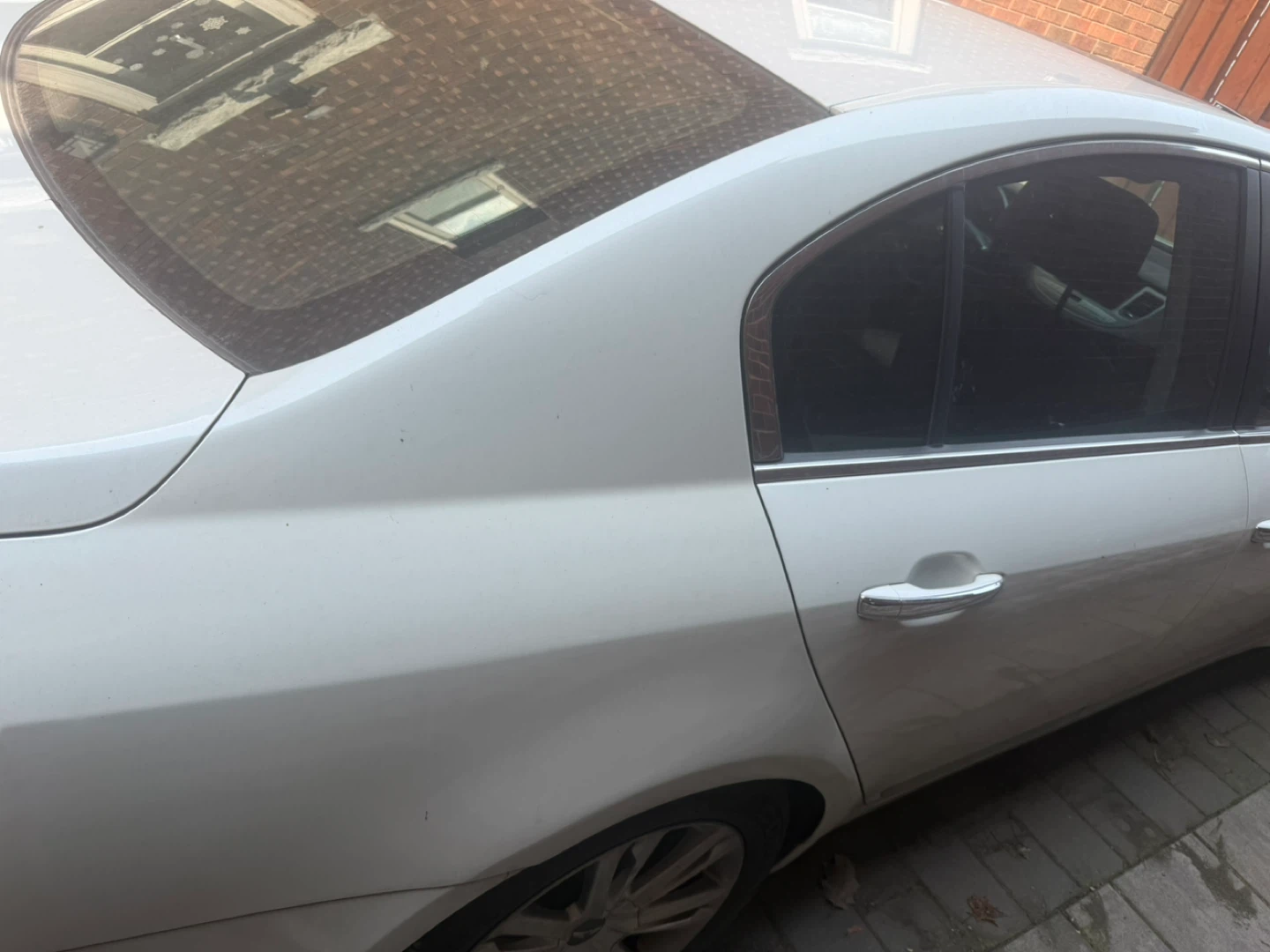 White Genesis Sedan - photo 2