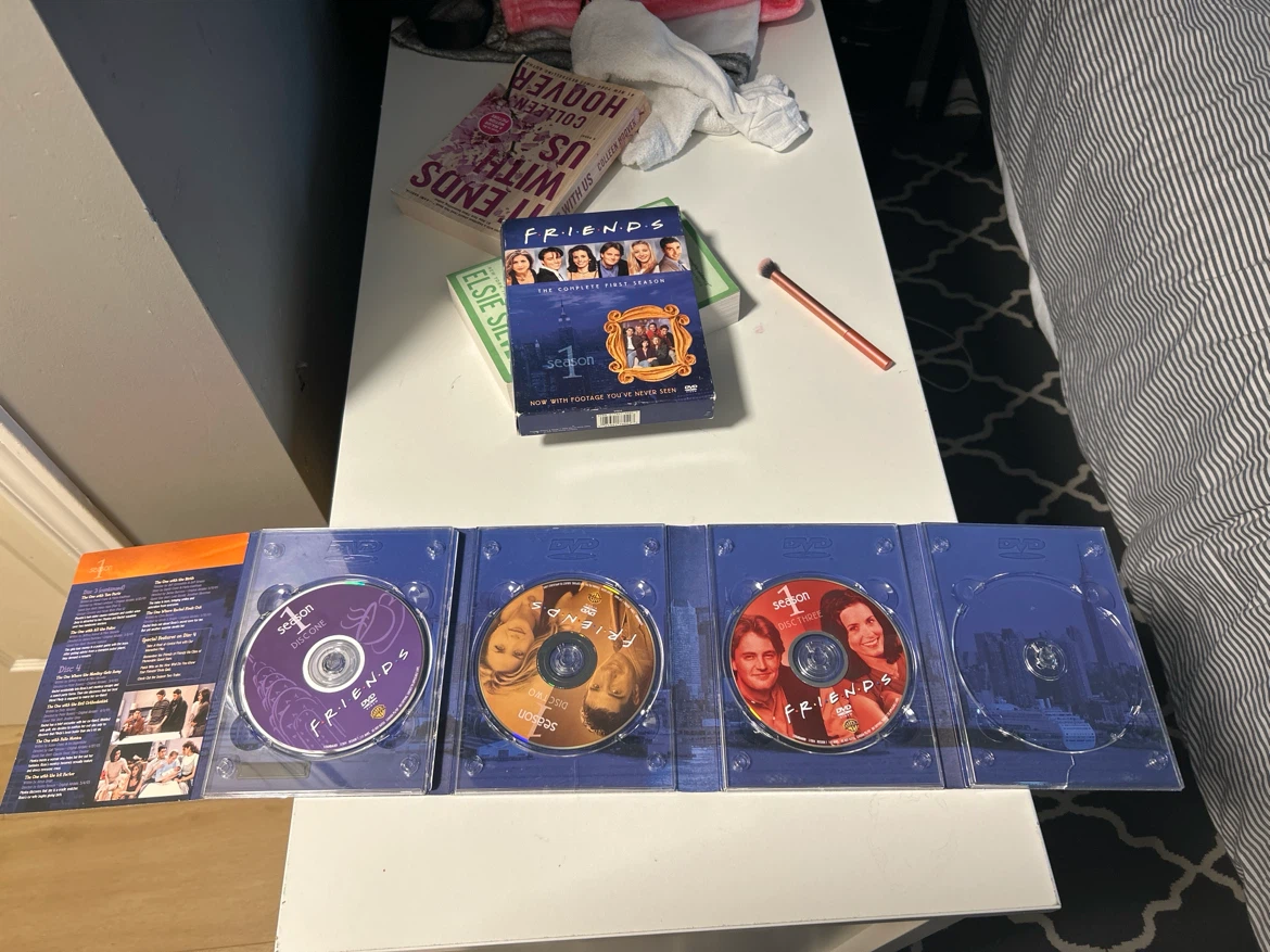 Friends: The Complete First Season DVD Box Set - photo 4