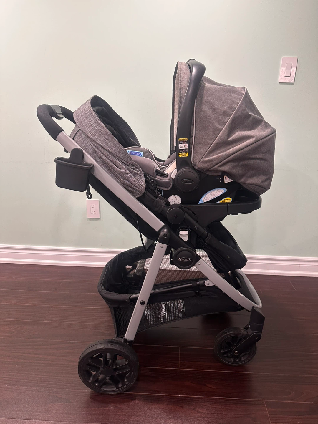 Like new Graco carseat + stroller! - photo 4