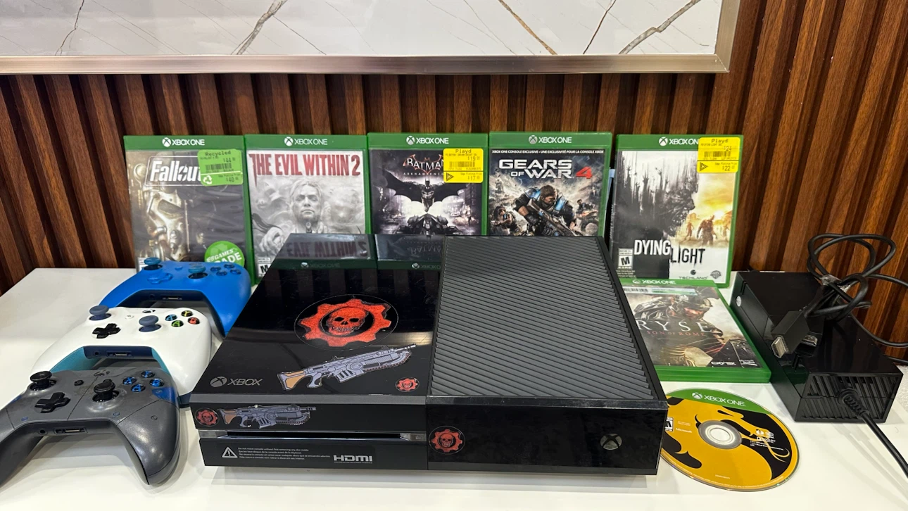 Xbox One 1tb Bundle with 7 Games and 3 Controllers