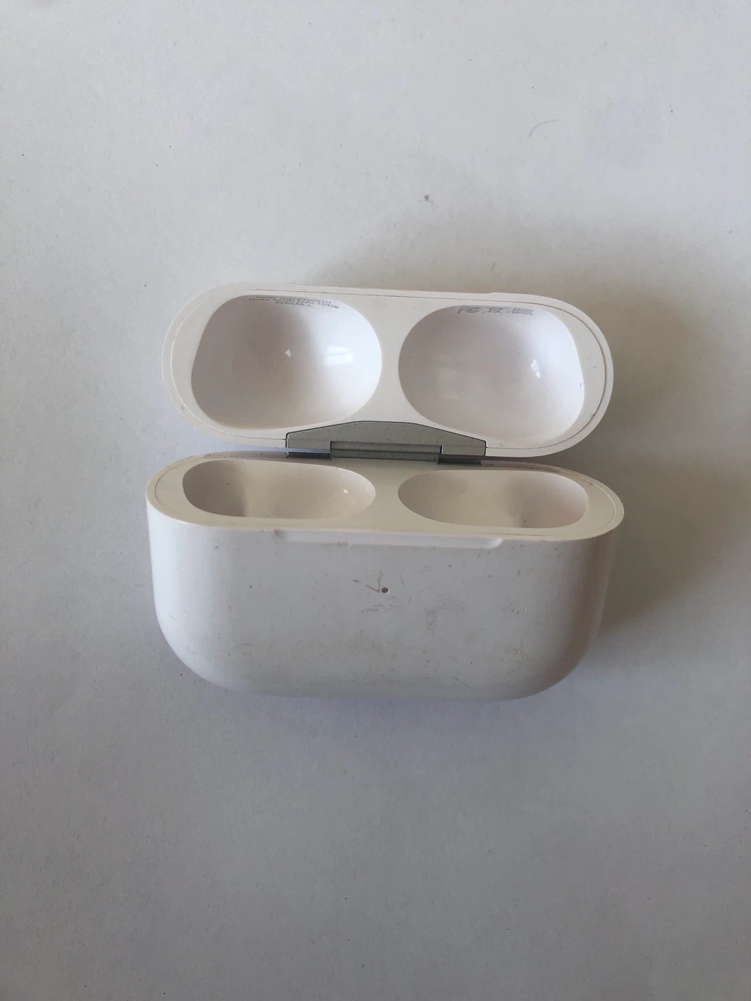 Apple AirPods Pro (1st Gen) Charging Case - photo 2