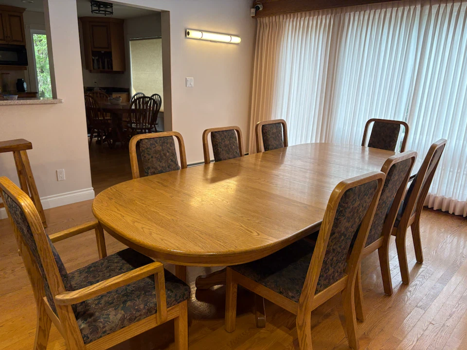 Dining Room Table with 3 leafs & 8 chairs