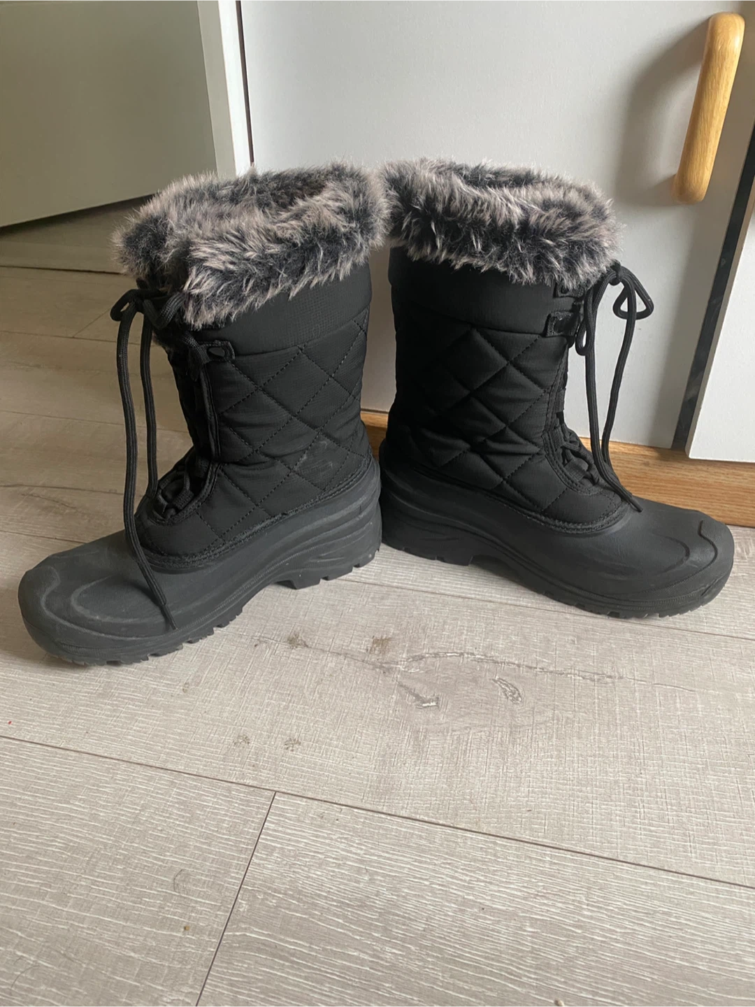 Black Quilted Winter Boots with Faux Fur Trim