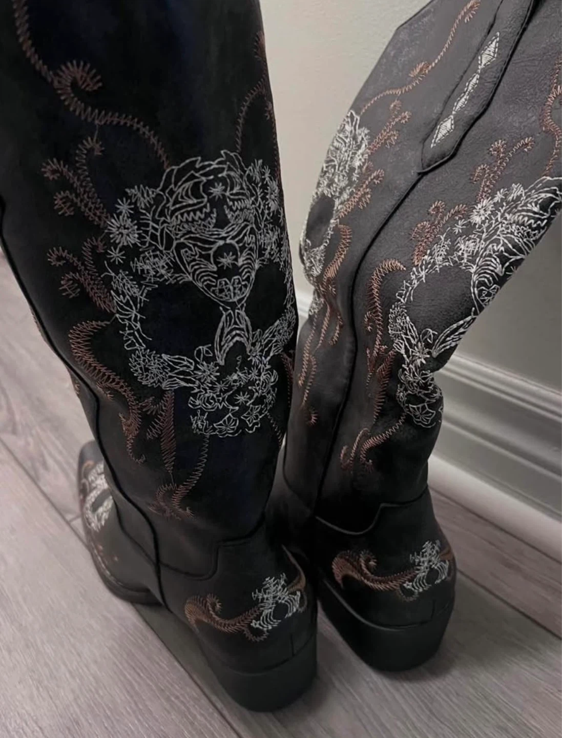 Skull Embroidered Cowboy Boots - size 8 - photo 3