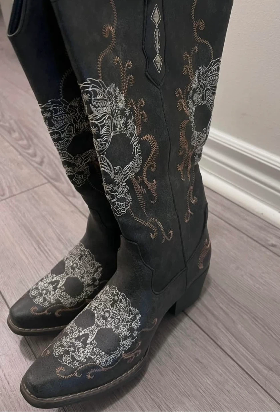Skull Embroidered Cowboy Boots - size 8