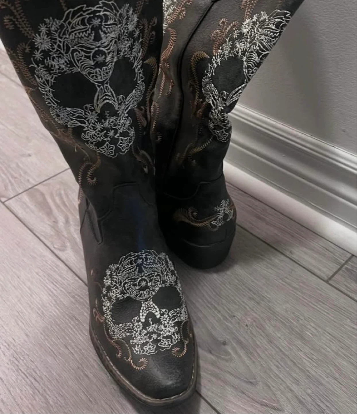 Skull Embroidered Cowboy Boots - size 8 - photo 2