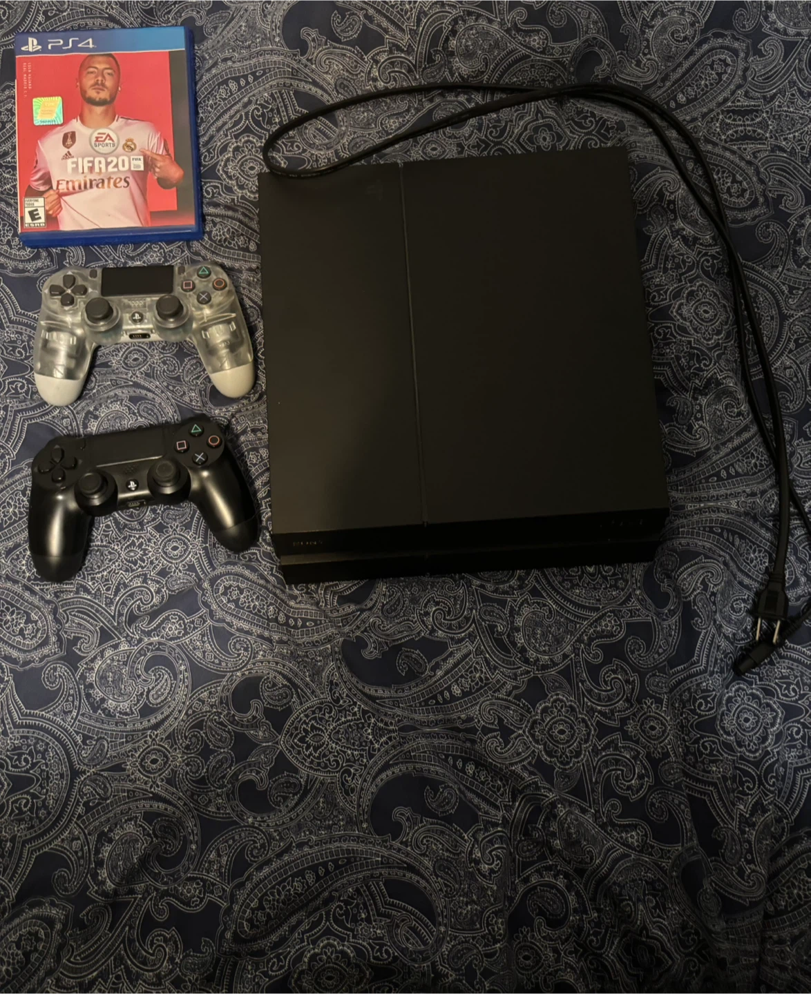 Ps4 1tb with fifa 20 and 2 controllers