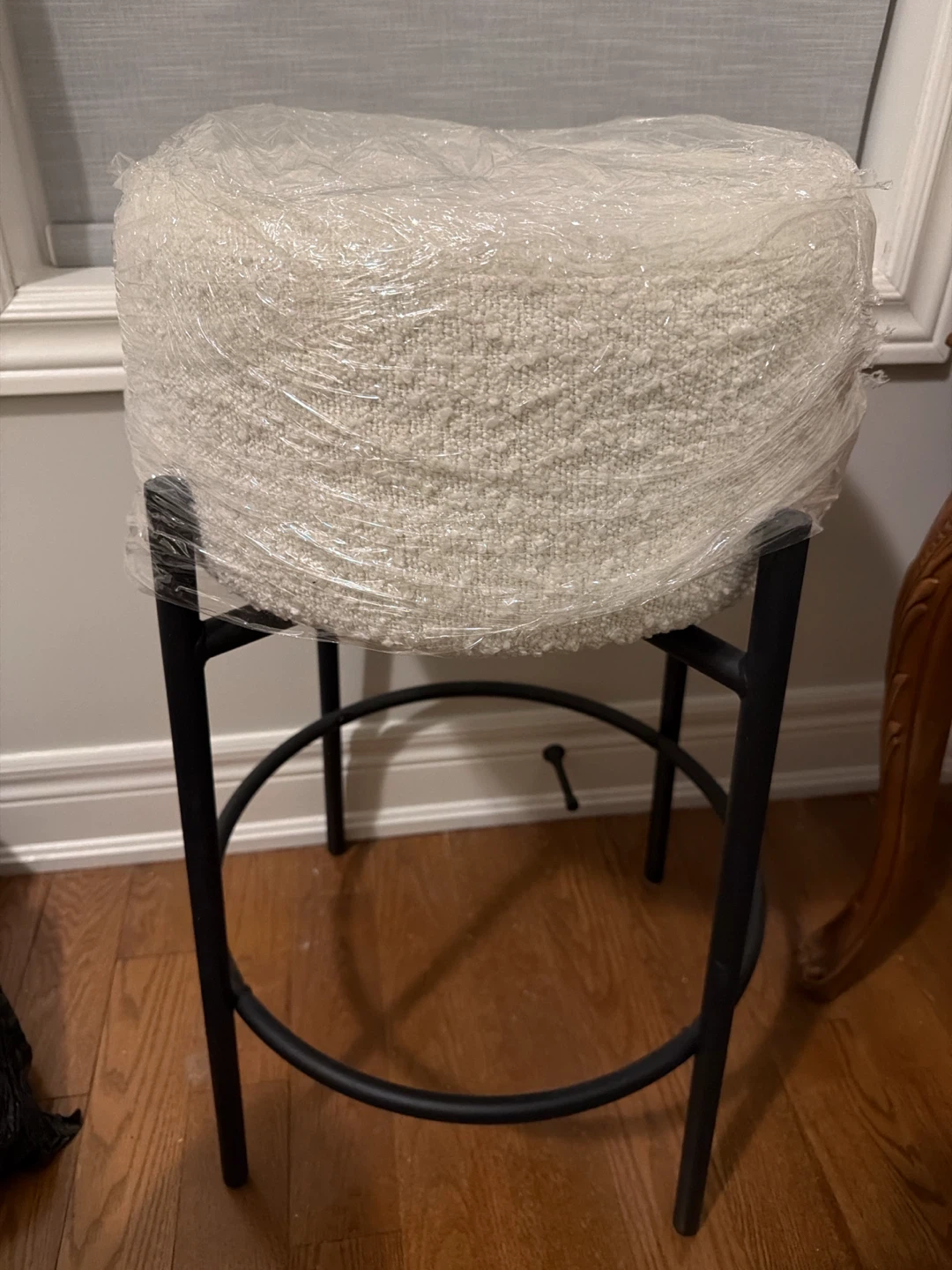 Set of 4 White Bouclé Counter Stools with Black Metal Base - photo 2