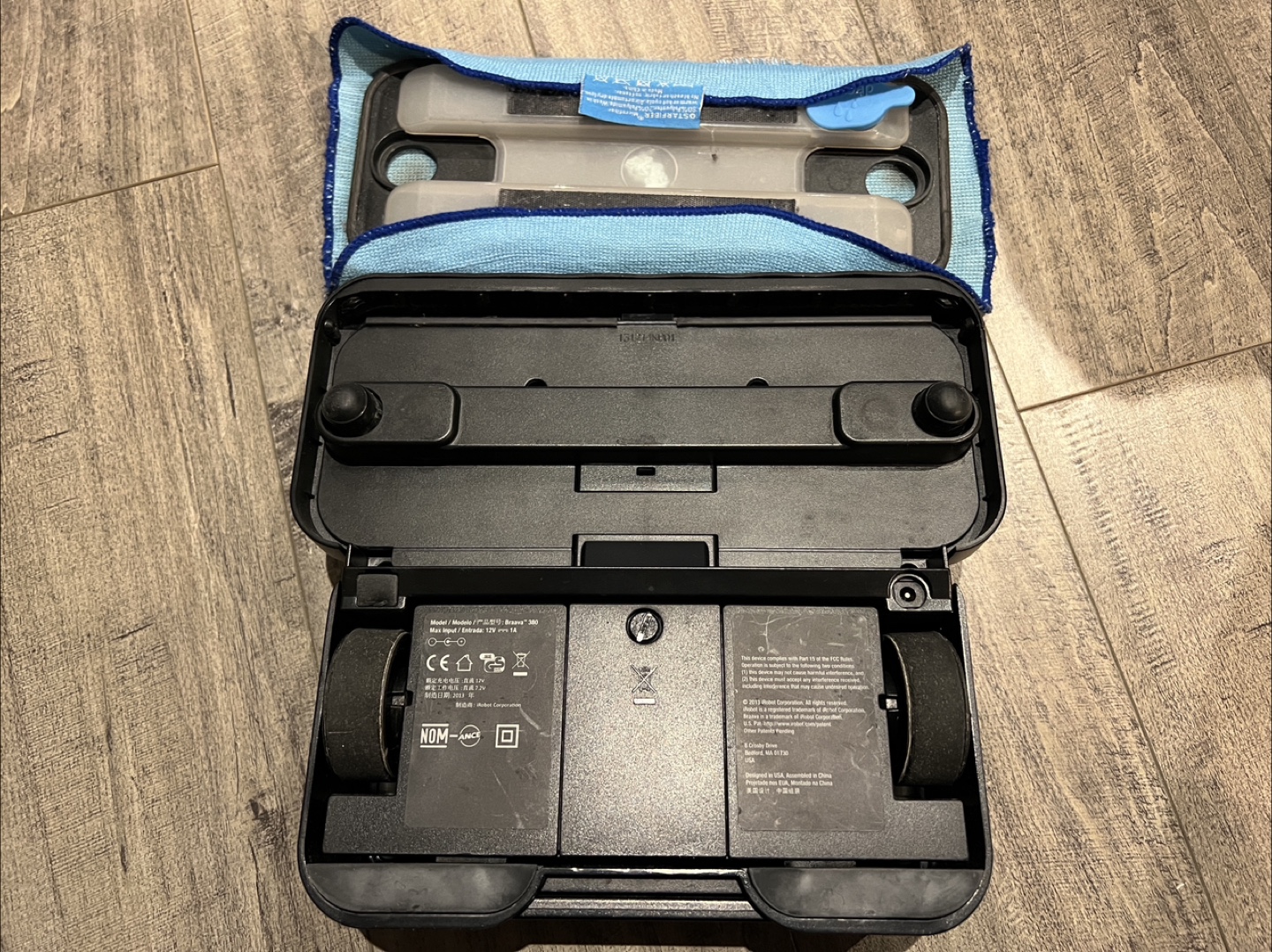 iRobot Braava 380t Mop – Needs New Battery - photo 2