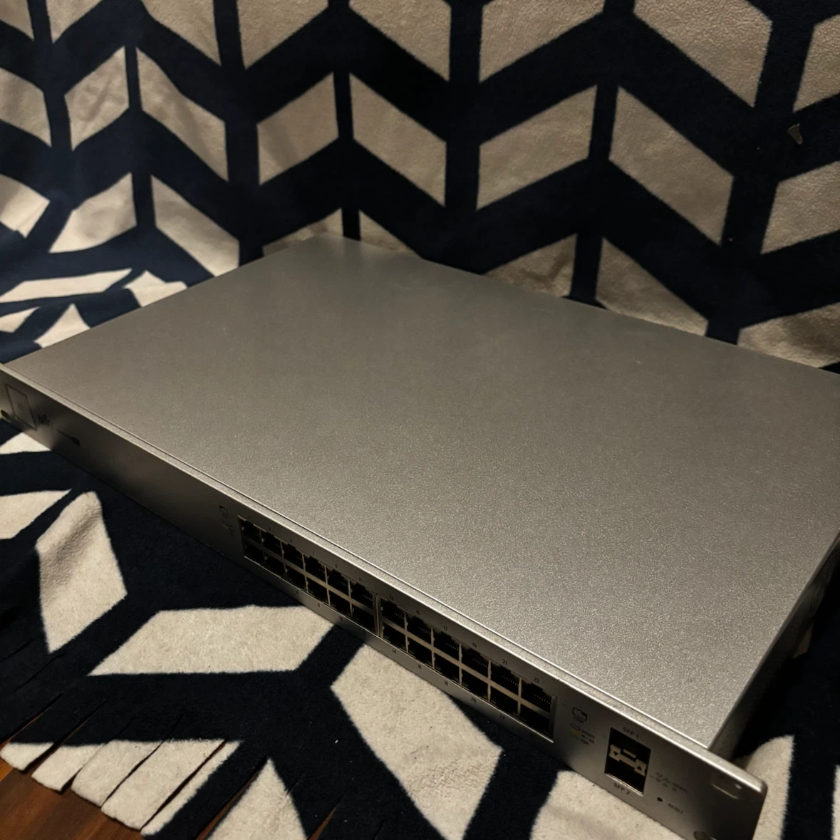 Ubiquiti 24-port PoE gigabit switch - photo 2