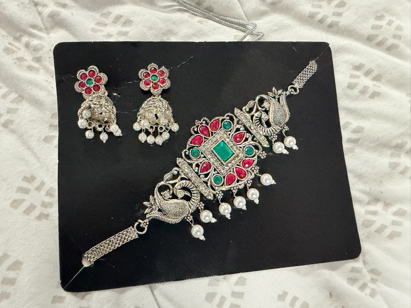Jewellery set with choker and earrings