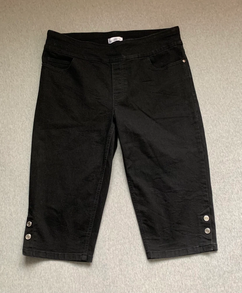 Northern Reflections Black Capri Pants Size 14