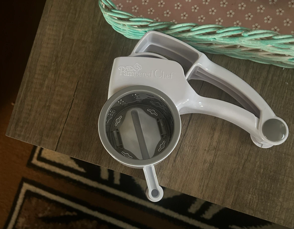 The Pampered Chef Rotary Grater - photo 2