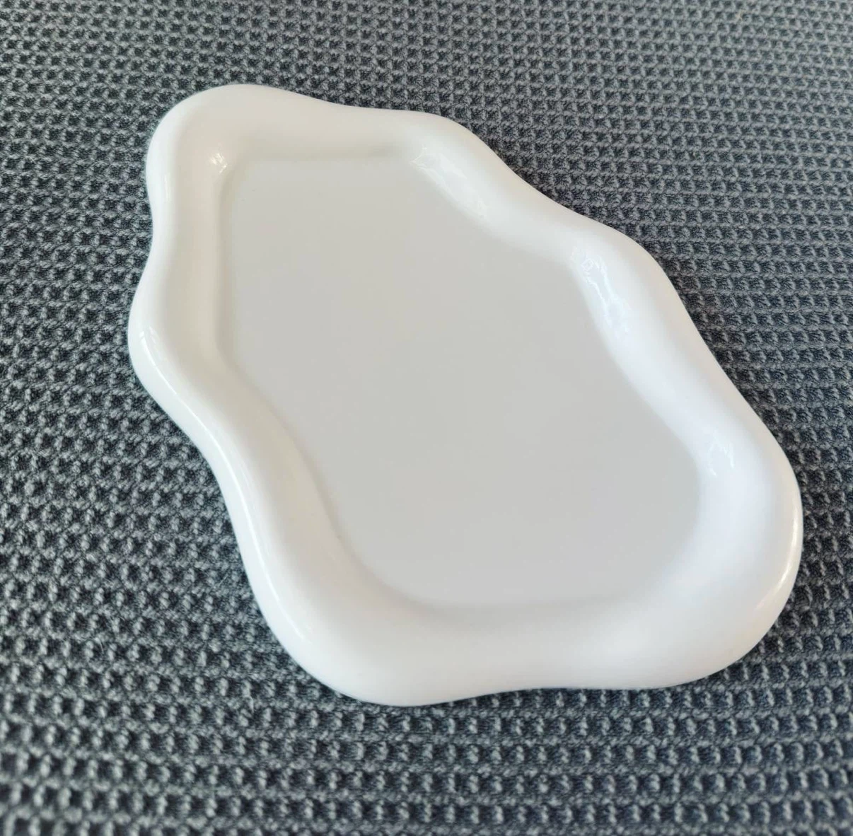 Wavy White Decorative Tray – Plastic - photo 2