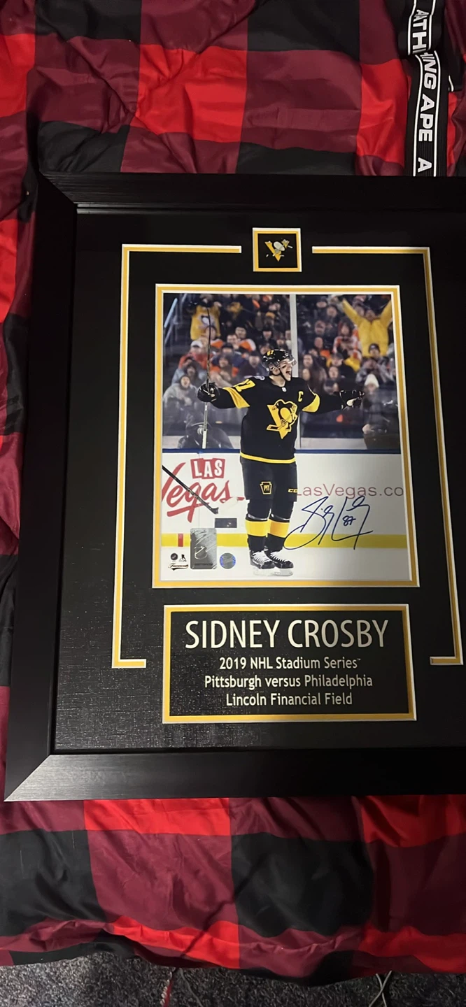 Framed Sidney Crosby 2019 NHL Stadium Series Photo - photo 3