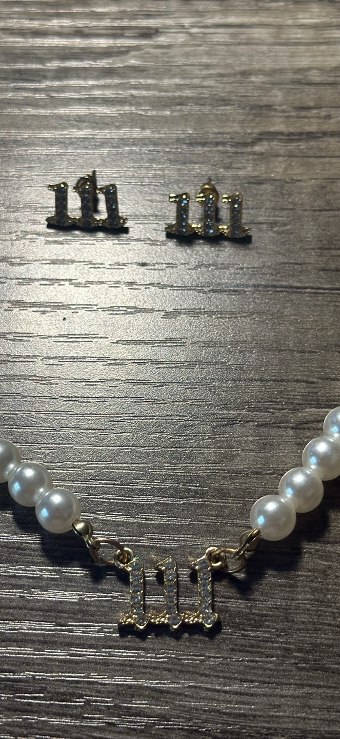 Faux pearl necklace with W initials and matching earrings - photo 2