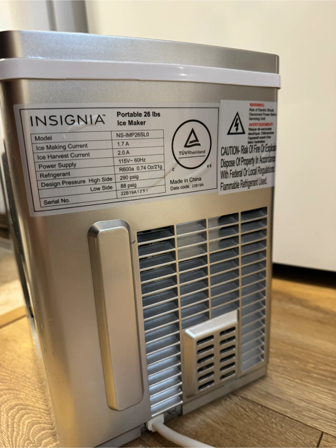 Insignia Portable 26 lbs Ice Maker - photo 3